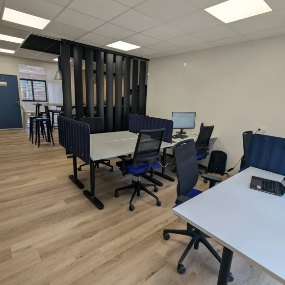 Open Space  6 postes Location bureau Rue de la Gare Venelles 13770 - photo 3