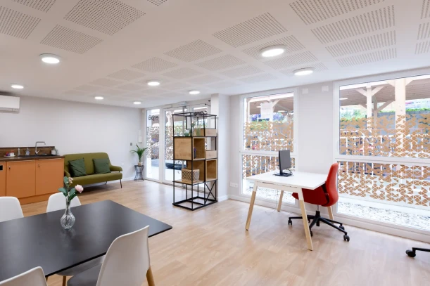 Open Space - 74600 - 6 postes - 210€