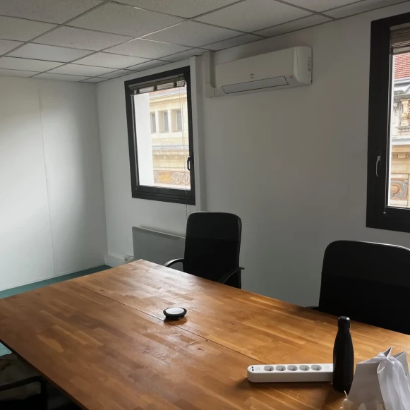 Bureau privé 14 m² 4 postes Coworking Rue de la Victoire Lyon 69003 - photo 1