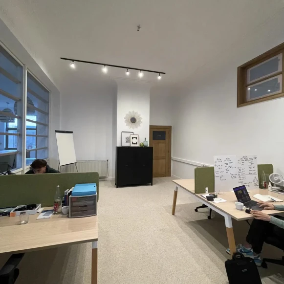 Bureau privé 15 m² 2 postes Coworking Rue d'Anvers Tourcoing 59200 - photo 10