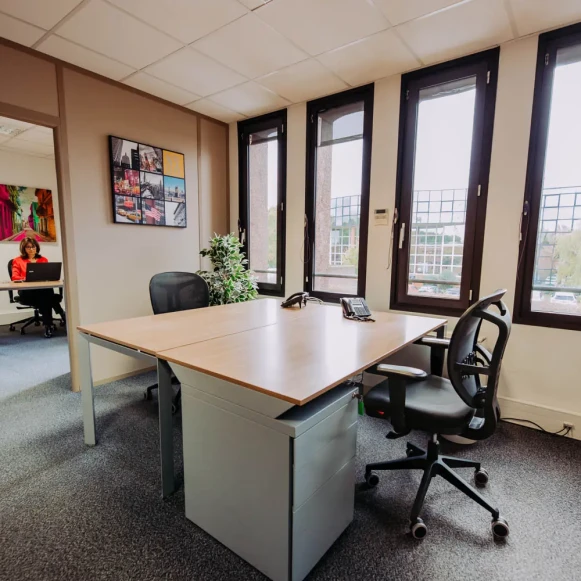 Bureau privé 21 m² 3 postes Coworking Rue de la Découverte Labège 31670 - photo 4
