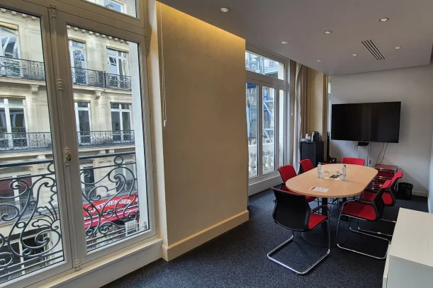 Bureau privé - 75008 - 5 postes - 2400€