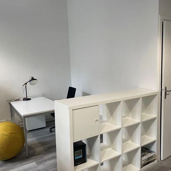 Open Space  2 postes Location bureau Quai d'Anjou Paris 75004 - photo 4