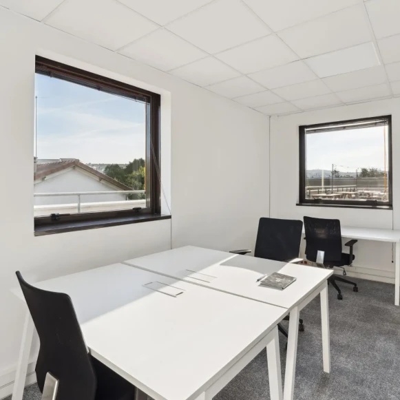 Bureau privé 15 m² 3 postes Coworking Avenue Victor Hugo Rueil-Malmaison 92500 - photo 1