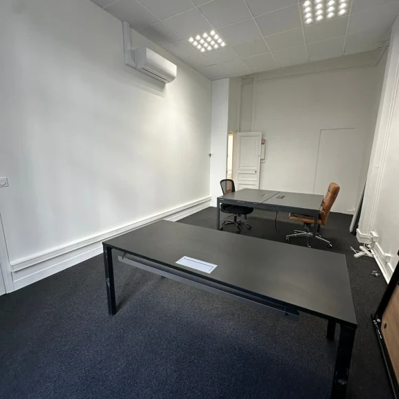 Bureau privé 25 m² 6 postes Location bureau Rue La Boétie Paris 75008 - photo 17