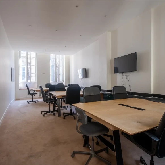 Bureau privé 40 m² 13 postes Location bureau Rue Leyteire Bordeaux 33000 - photo 2