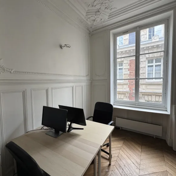 Bureau privé 18 m² 6 postes Location bureau Rue Notre Dame des Victoires Paris 75002 - photo 9