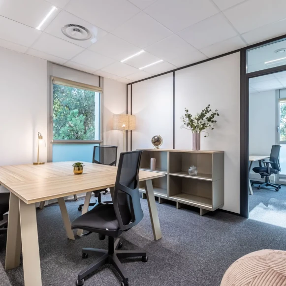 Bureau privé 22 m² 5 postes Coworking Rue des Courtillons Bruz 35170 - photo 1