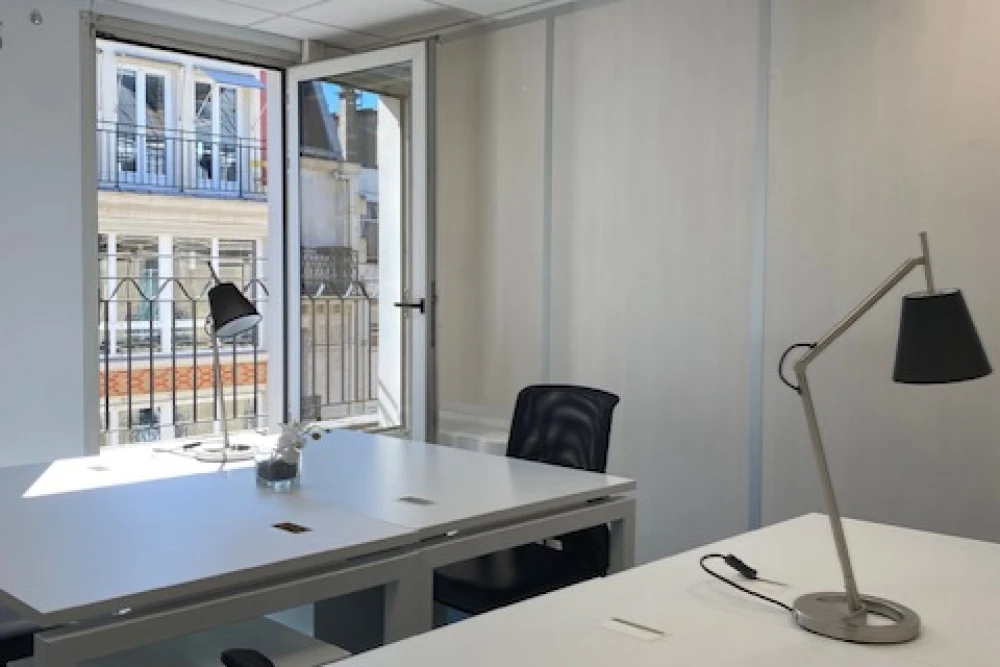 Bureau privé - 75010 - 3 postes - 2100€