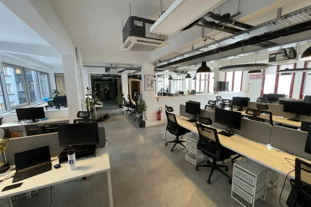 Open Space - 75010 - 10 postes - 290€