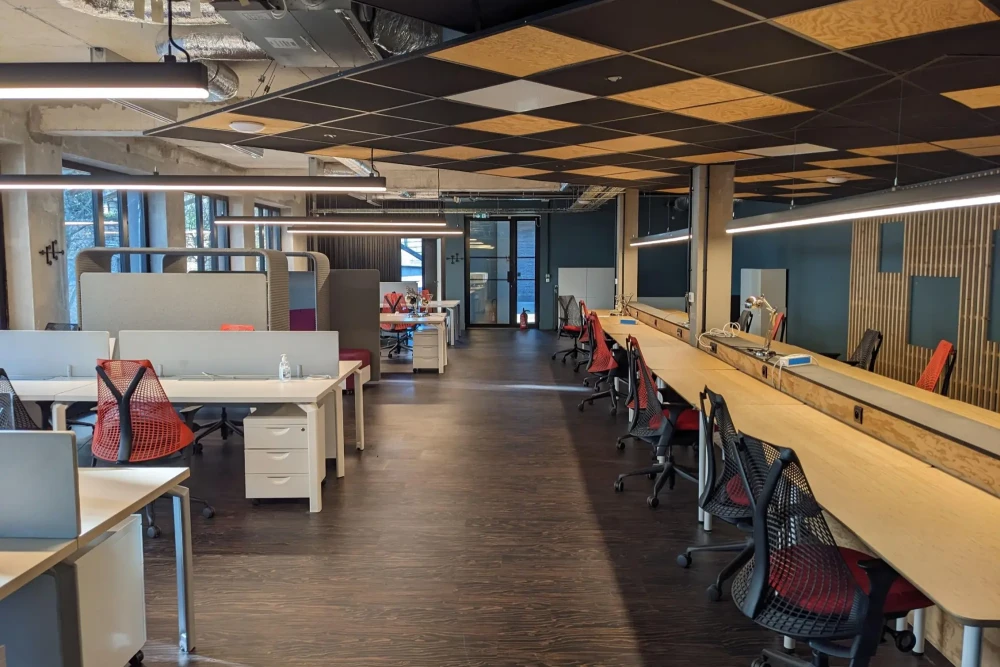 Open Space - 44200 - 32 postes - 350€