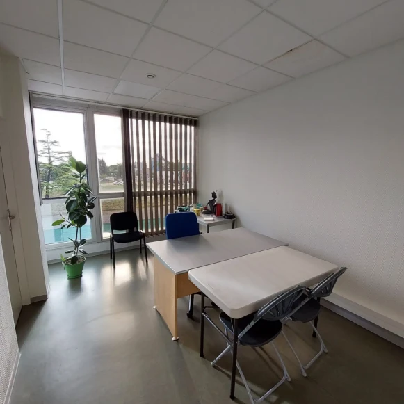 Bureau privé 14 m² 2 postes Coworking Chemin de la Chasse Colomiers 31770 - photo 2