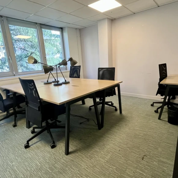 Bureau privé 17 m² 5 postes Coworking Rue des Bateliers Clichy 92110 - photo 1