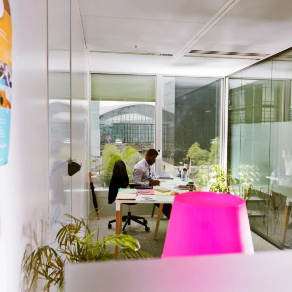 Bureau privé 22 m² 6 postes Coworking Esplanade du Général de Gaulle Courbevoie 92931 - photo 4