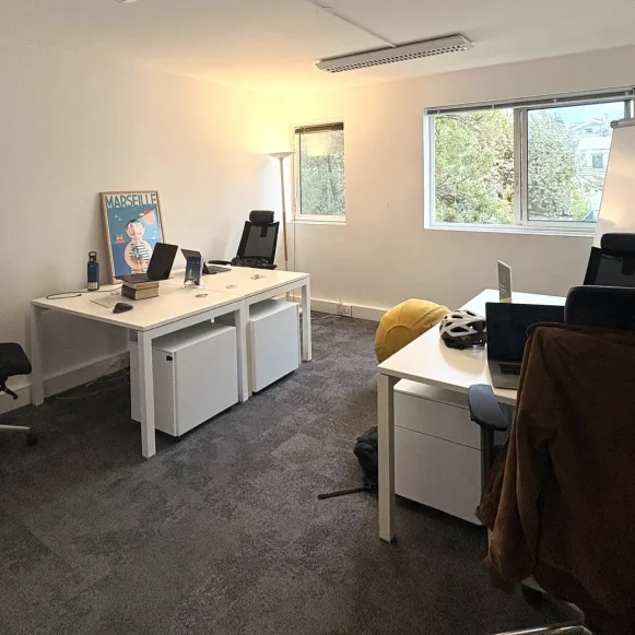 Bureau privé 17 m² 4 postes Coworking Avenue du Prado Marseille 13008 - photo 1