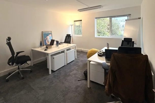 Bureau privé - 13008 - 4 postes - 1204€