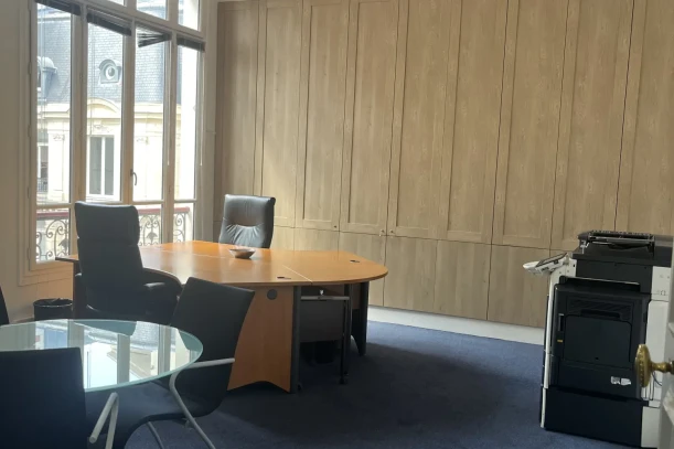 Bureau privé - 75008 - 3 postes - 2700€