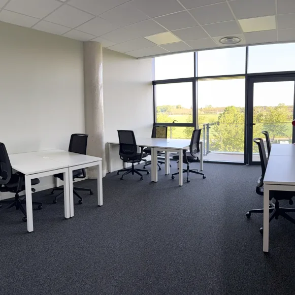 Bureau privé 21 m² 7 postes Coworking Avenue François Pignier Bourg-en-Bresse 01000 - photo 1