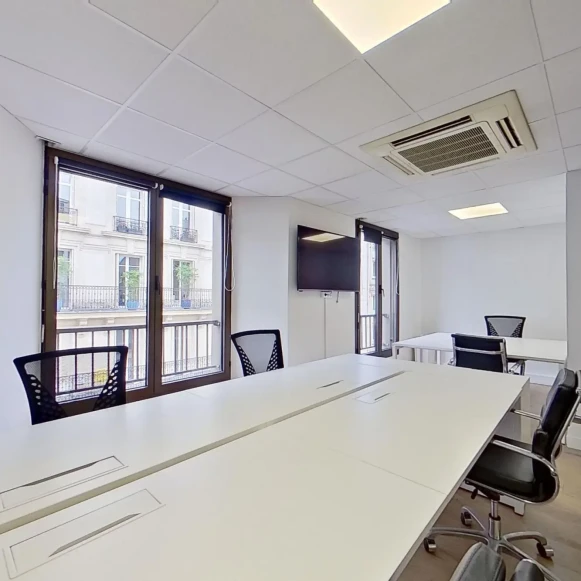 Bureau privé 120 m² 30 postes Coworking Rue Jadin Paris 75017 - photo 1