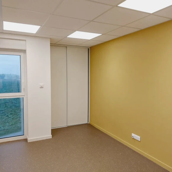 Bureau privé 19 m² 2 postes Coworking Rue Mozart Jonzac 17500 - photo 1