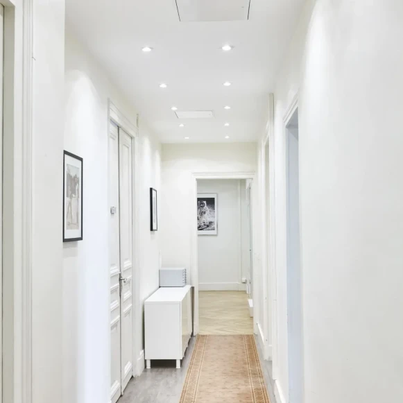Bureau privé 25 m² 6 postes Coworking Rue Marbeuf Paris 75008 - photo 3