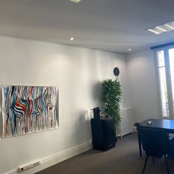 Bureau privé 25 m² 4 postes Location bureau Avenue des Champs-Élysées Paris 75008 - photo 5