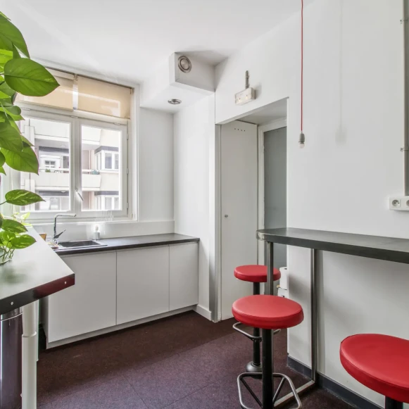 Bureau privé 22 m² 6 postes Coworking Rue Bleue Paris 75009 - photo 3