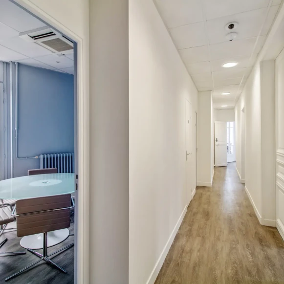 Bureau privé 30 m² 8 postes Coworking Rue la Fayette Paris 75009 - photo 2