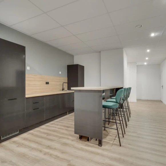 Bureau privé 527 m² 38 postes Coworking Avenue de Saint-Ouen Paris 75018 - photo 1