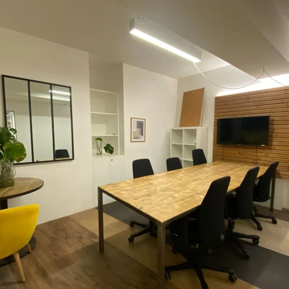 Bureau privé 12 m² 6 postes Coworking Rue du Cloître Saint-Merri Paris 75004 - photo 1