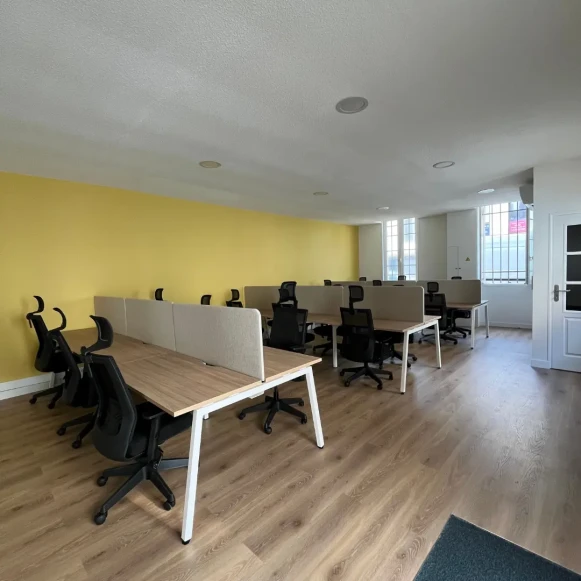Espace indépendant 90 m² 12 postes Coworking Cours Saint-Louis Bordeaux 33300 - photo 2