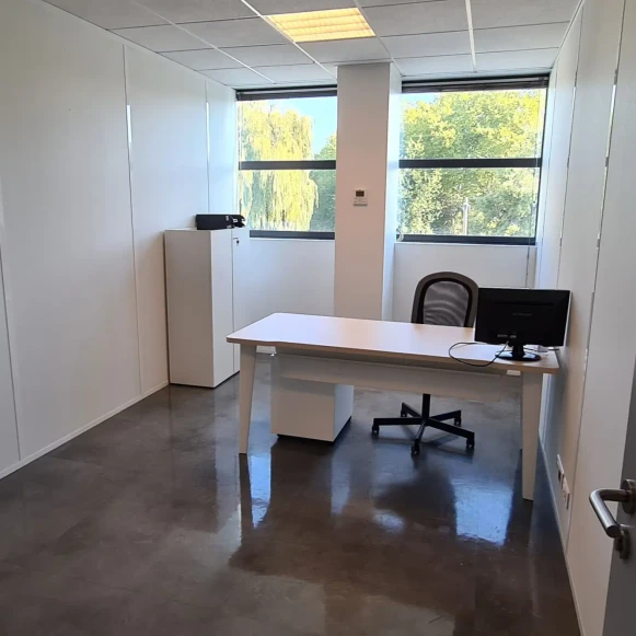 Bureau privé 15 m² 3 postes Coworking Square Benjamin Franklin Montigny-le-Bretonneux 78180 - photo 1