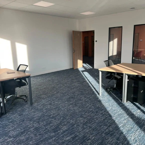 Bureau privé 29 m² 5 postes Coworking Rue des buttes Cesson-Sévigné 35510 - photo 1