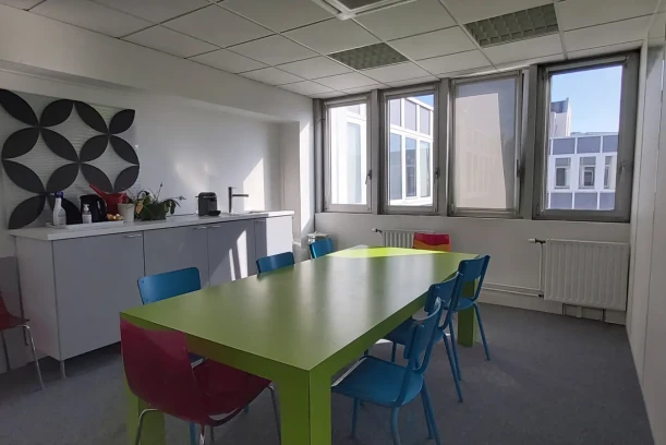 Open Space - 44200 - 3 postes - 250€