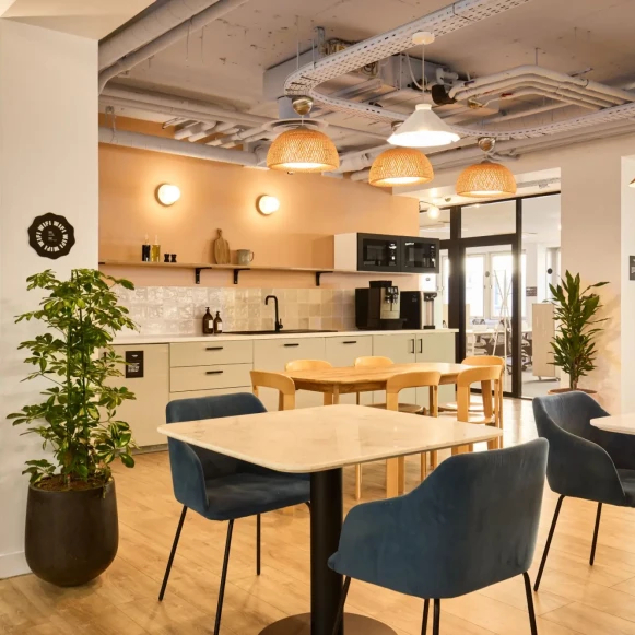 Bureau privé 32 m² 9 postes Coworking Rue Treilhard Paris 75008 - photo 5