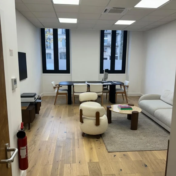Bureau privé 65 m² 12 postes Location bureau Avenue de Friedland Paris 75008 - photo 5