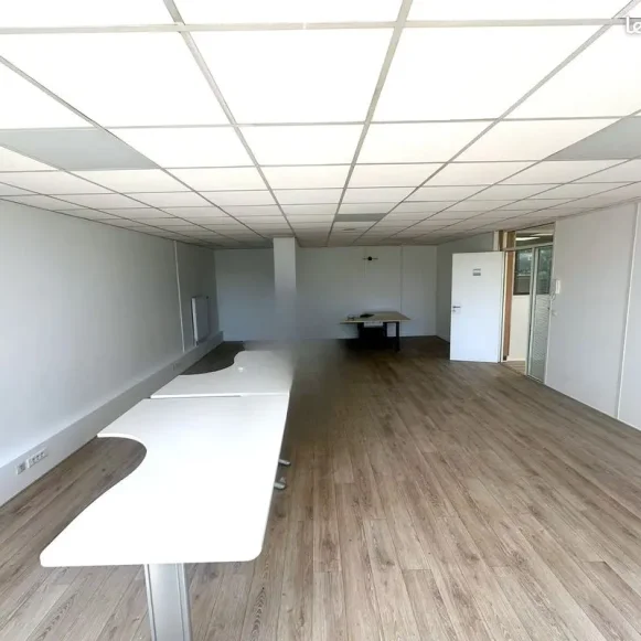 Bureau privé 55 m² 8 postes Coworking Avenue du 8 Mai 1945 Sarcelles 95200 - photo 1