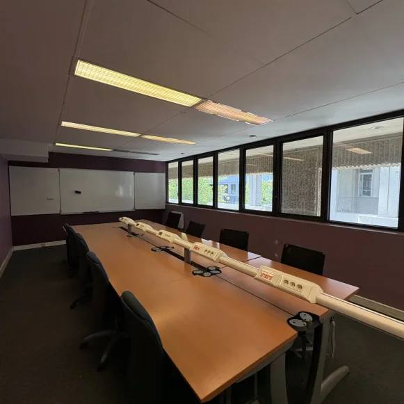 Bureau privé 2 m² 2 postes Coworking Esplanade de la Commune de Paris Noisy-le-Grand 93160 - photo 2