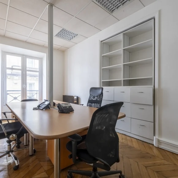 Bureau privé 20 m² 4 postes Location bureau Rue des Saussaies Paris 75008 - photo 2