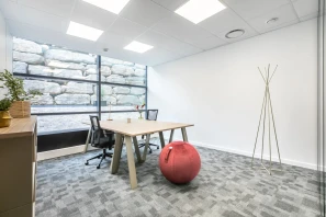 Bureau privé - 06560 - 3 postes - 1019€