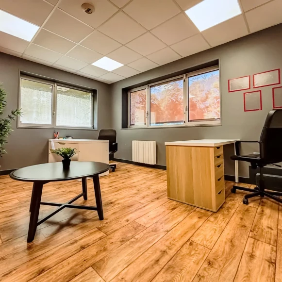 Bureau privé 10 m² 2 postes Location bureau Chemin des Cordeliers Mantes-la-Ville 78711 - photo 10