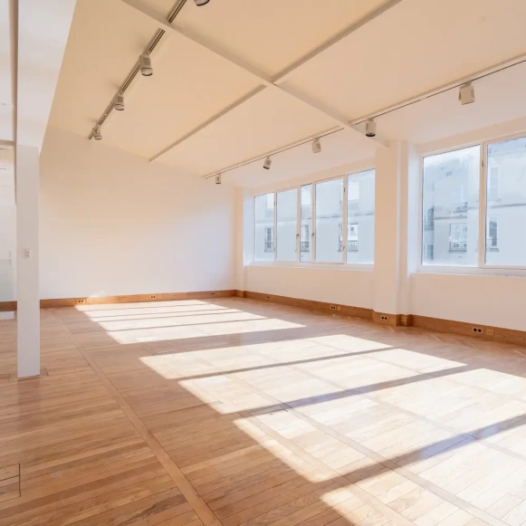 Espace indépendant 180 m² 30 postes Location bureau Rue des Arquebusiers Paris 75003 - photo 2