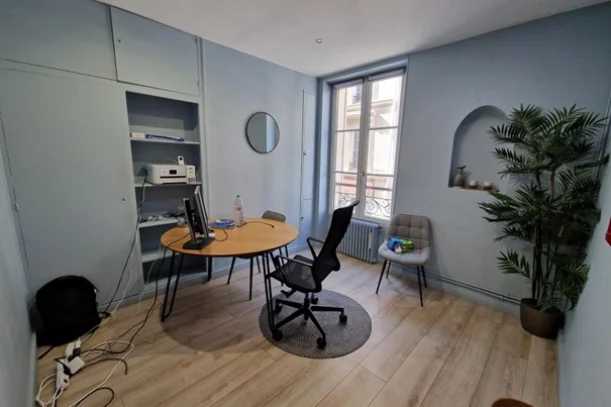 Bureau privé - 75008 - 2 postes - 1100€
