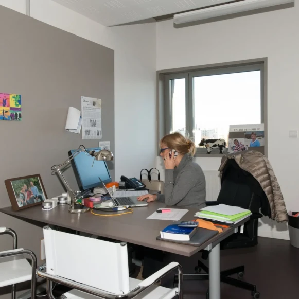 Bureau privé 12 m² 3 postes Location bureau Place de Touraine Versailles 78000 - photo 4