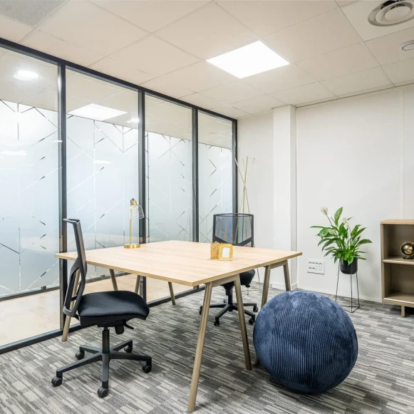 Bureau privé 13 m² 2 postes Coworking Rue des Courtillons Bruz 35170 - photo 1