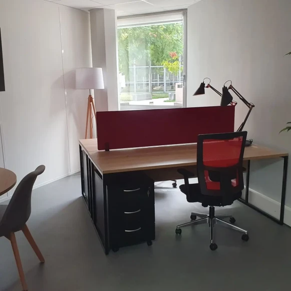 Bureau privé 18 m² 2 postes Coworking Avenue de Canteranne Pessac 33600 - photo 1