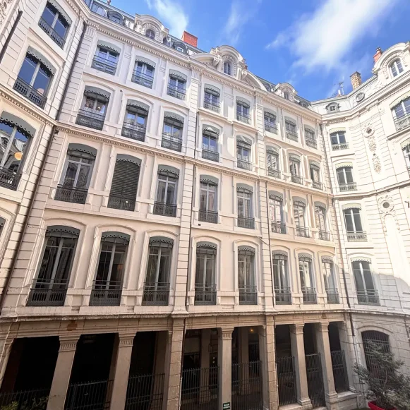 Bureau privé 16 m² 4 postes Coworking Rue d'Algérie Lyon 69001 - photo 3