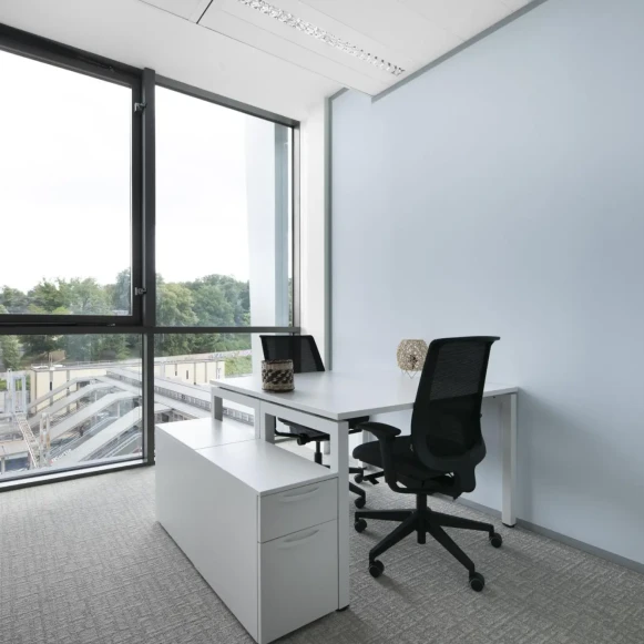 Bureau privé 12 m² 3 postes Coworking Parvis Colonel Arnaud Beltrame Versailles 78000 - photo 3