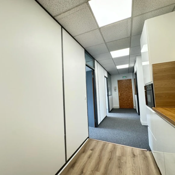 Bureau privé 93 m² 15 postes Location bureau Avenue Marceau Courbevoie 92400 - photo 2