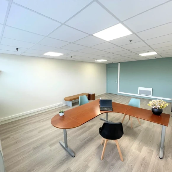 Bureau privé 35 m² 4 postes Coworking Rue Victor Baltard à Tourcoing Tourcoing 59200 - photo 3